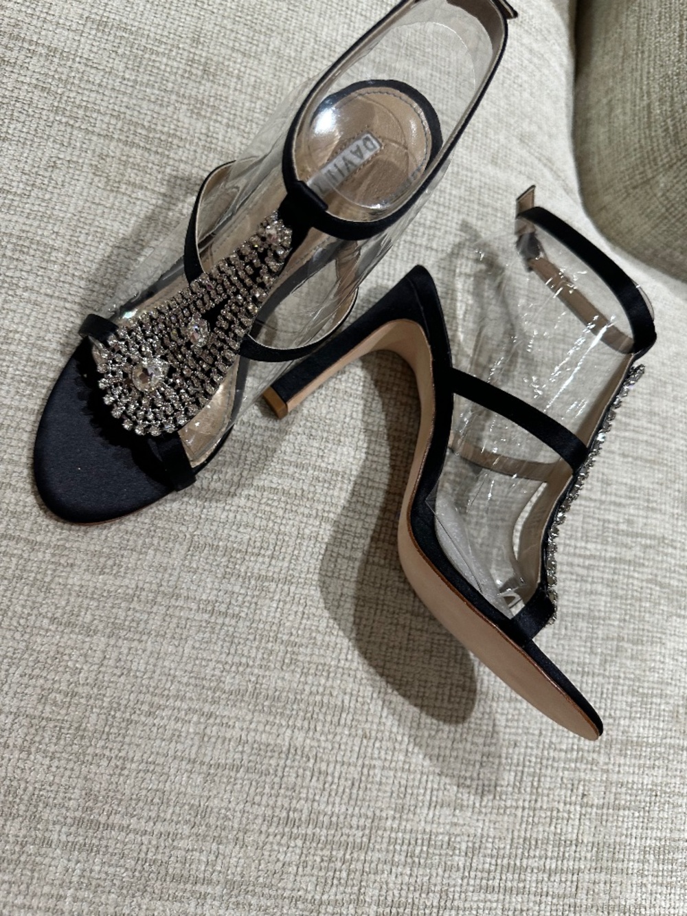 ANN CREEK T-Strap Sandals